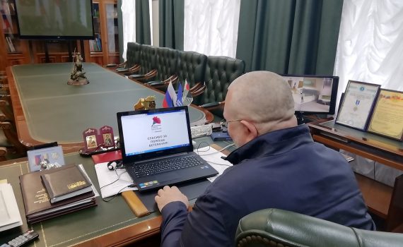 Владимир Семенов, красная гвоздика, компьютер