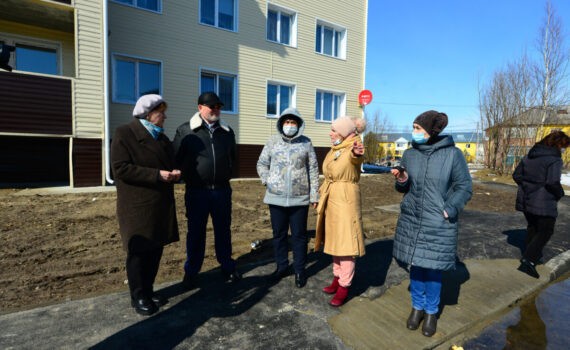 Владимир Семенов, Галина Лапковская, уборка воды и снега, Сингапай