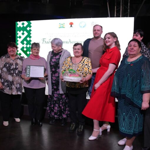 Барсово Сургутский район, Бабушка рядышком с дедушкой