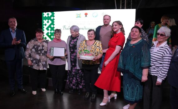 Барсово Сургутский район, Бабушка рядышком с дедушкой