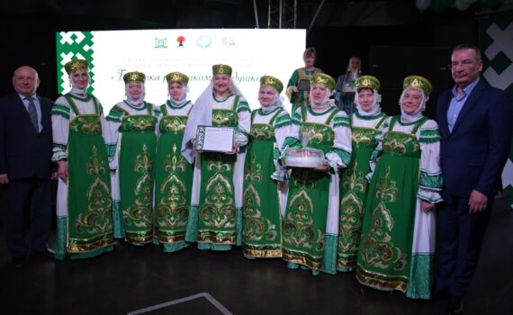 Белый Яр Сургутский район, Бабушка рядышком с дедушкой