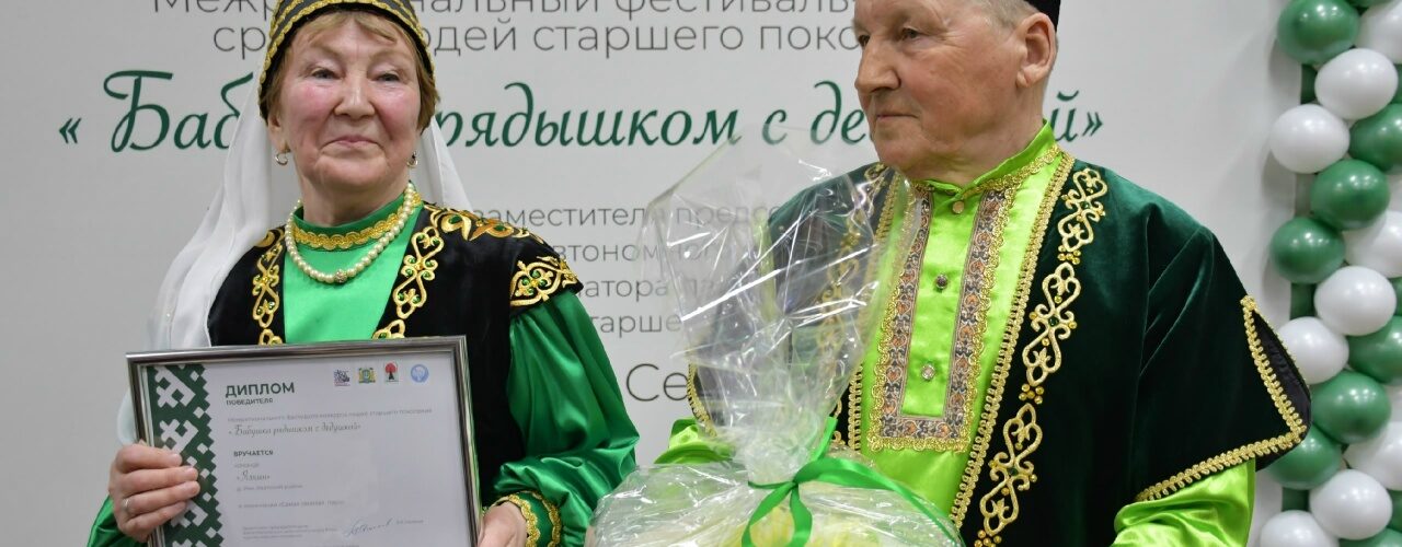 Деревня Уки Уватский район, Бабушка рядышком с дедушкой