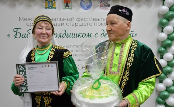 Деревня Уки Уватский район, Бабушка рядышком с дедушкой