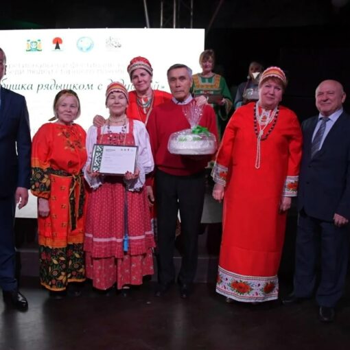 Ханты-Мансийск Бабушка рядышком с дедушкой