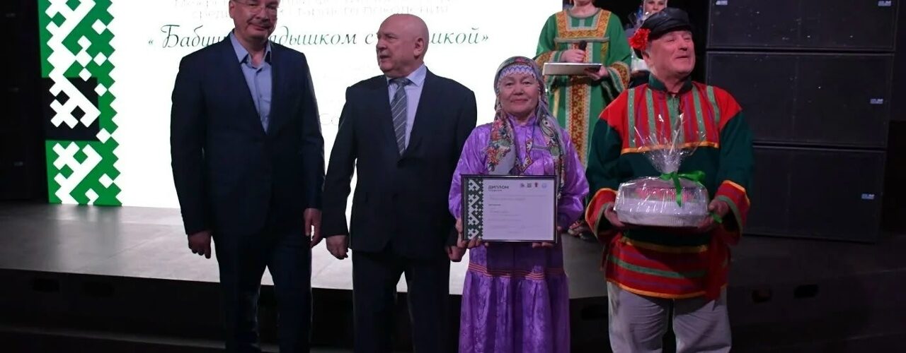 с.п.Русскинская, Сургутский район, Бабушка рядышком с дедушкой