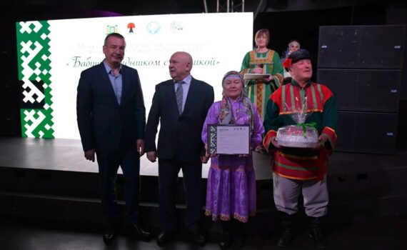 с.п.Русскинская, Сургутский район, Бабушка рядышком с дедушкой